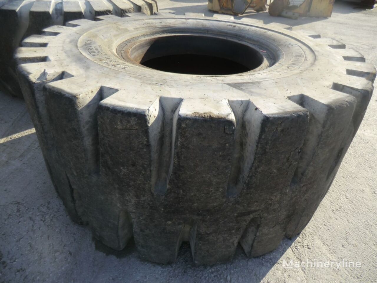 pneu para niveladora 35.65-33 L-5 TIRE